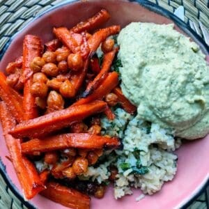Suggestie van de week: Geroosterde harissawortelen met munthummus en volkoren basmati