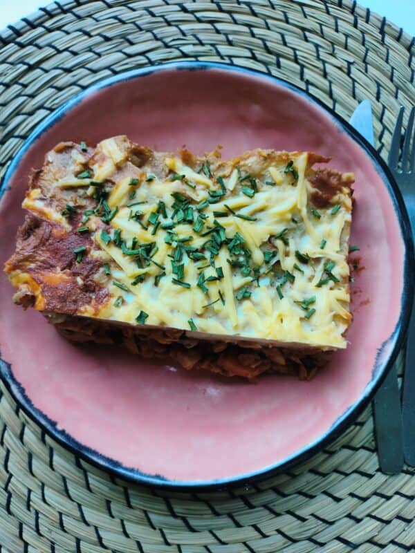 Gegratineerde ovenschotel met bloemkoolpuree en rodewijnsaus