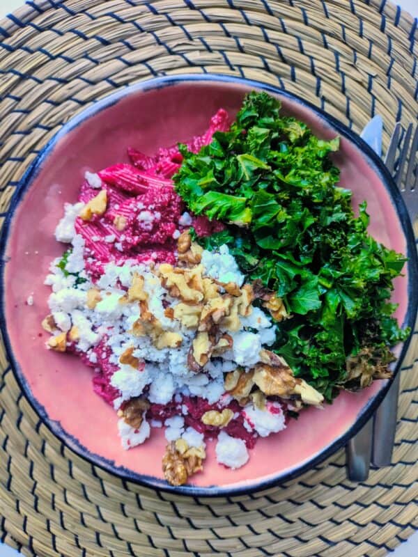 Roze pasta met geroosterde boerenkool en vegan feta