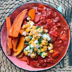 Mexicaans stoofpotje met gebakken mais, koriander en limoen