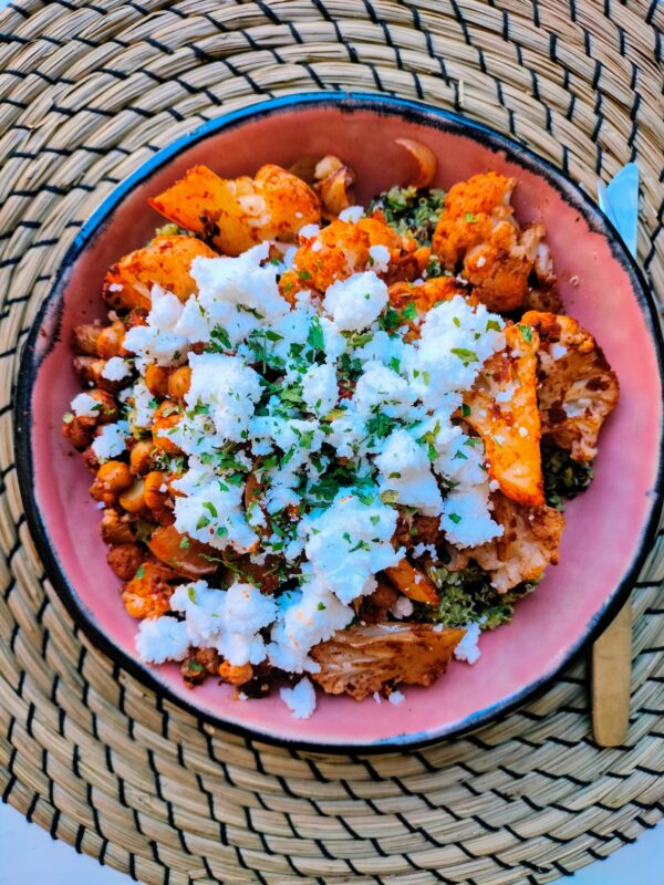 Suggestie van de week: ovengeroosterde bloemkool met quinoa en tahindressing