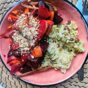 Suggestie van de week: Geroosterde zomergroenten met salsaverde-rijst en huisgemaakte notendukkah