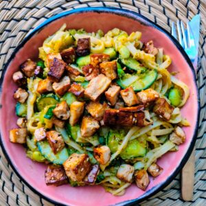 Salade van de maand: noedelsalade met gekneusde komkommer