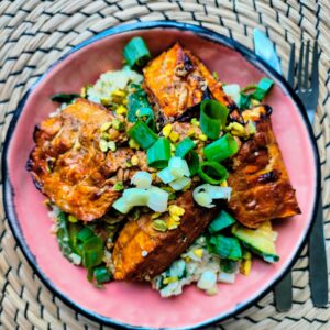 Suggestie van de week: Kruidenpilav met geroosterde aubergine met miso-tahinsaus