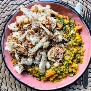 Suggestie van de week: Dahl met mungbonen en geroosterde bloemkool met sumak