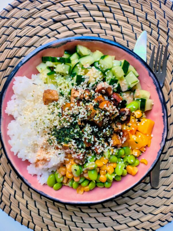 Salade van de week: pokébowl met geroosterde tofu
